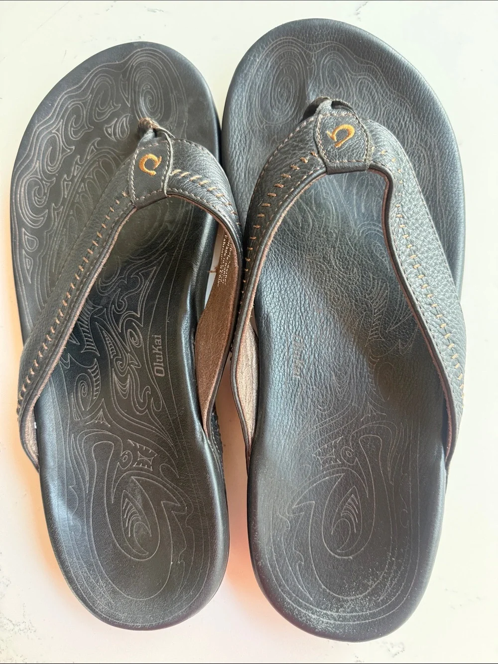 OluKai Men's Hiapo Leather flip-flops Sandals Black Whipstitching Moko Tattoo